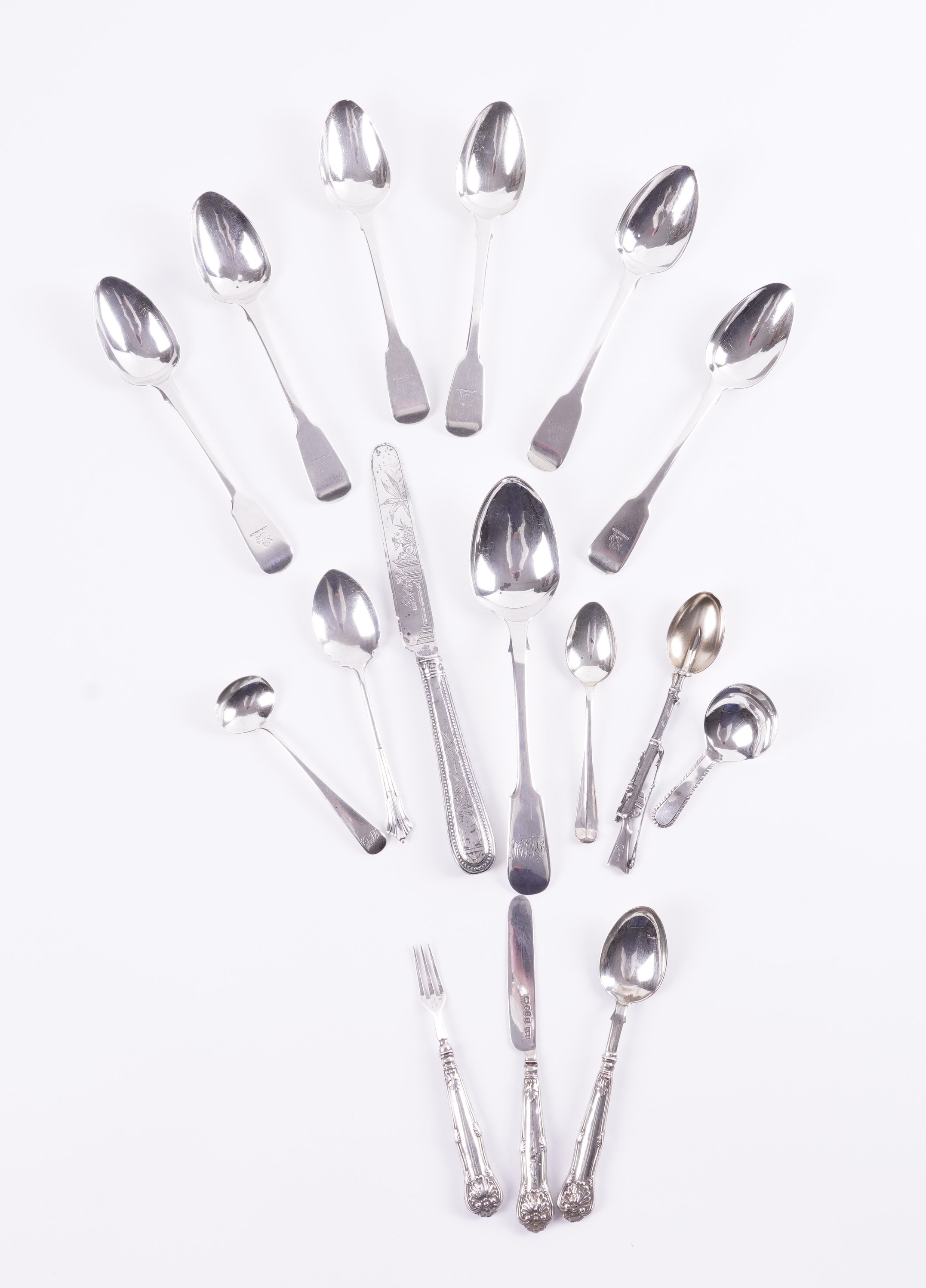 A GROUP OF SILVER FLATWARE (18)