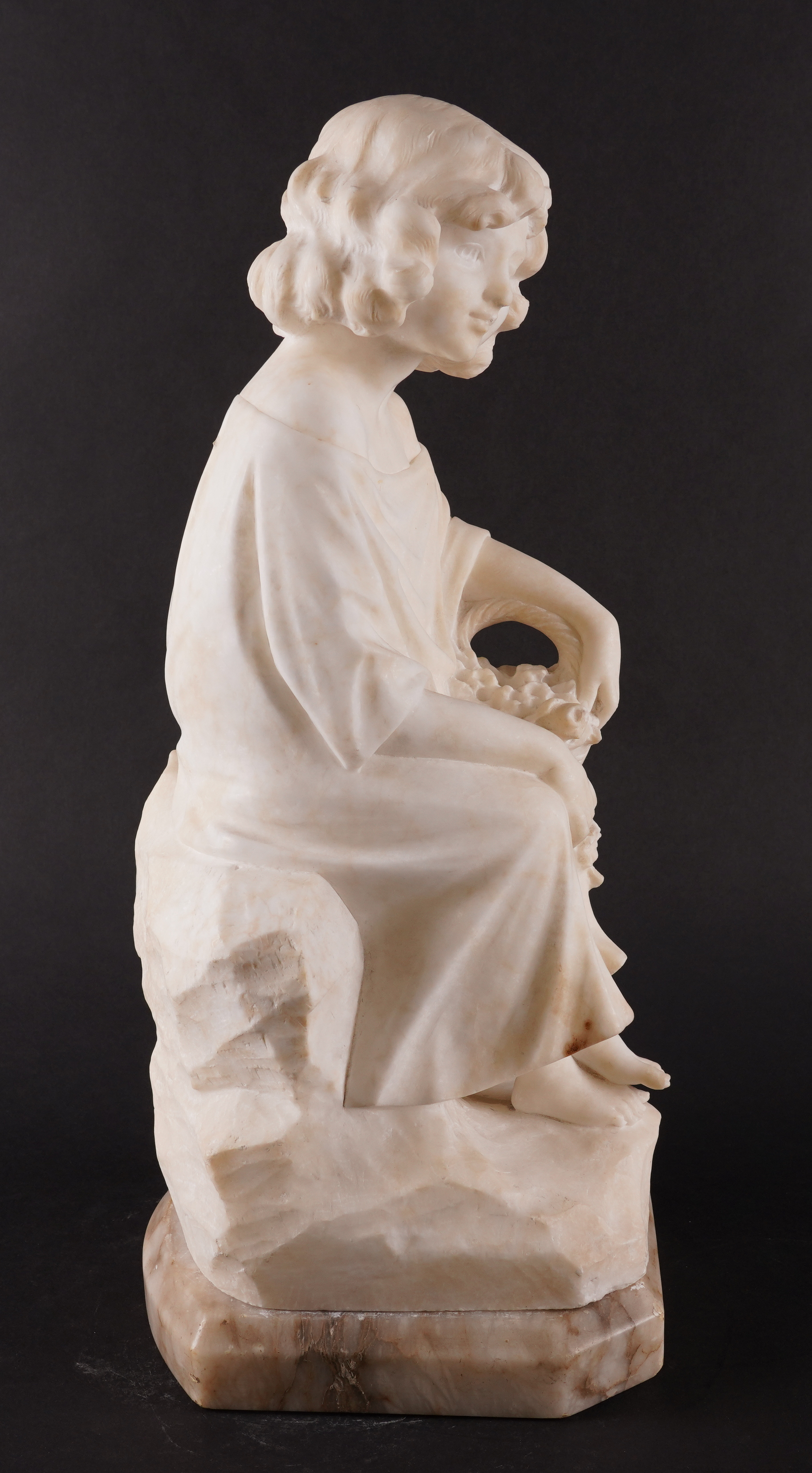 AN ITALIAN CARVED ALABASTER FIGURE OF A SEATED GIRL ON BASE - Image 4 of 5