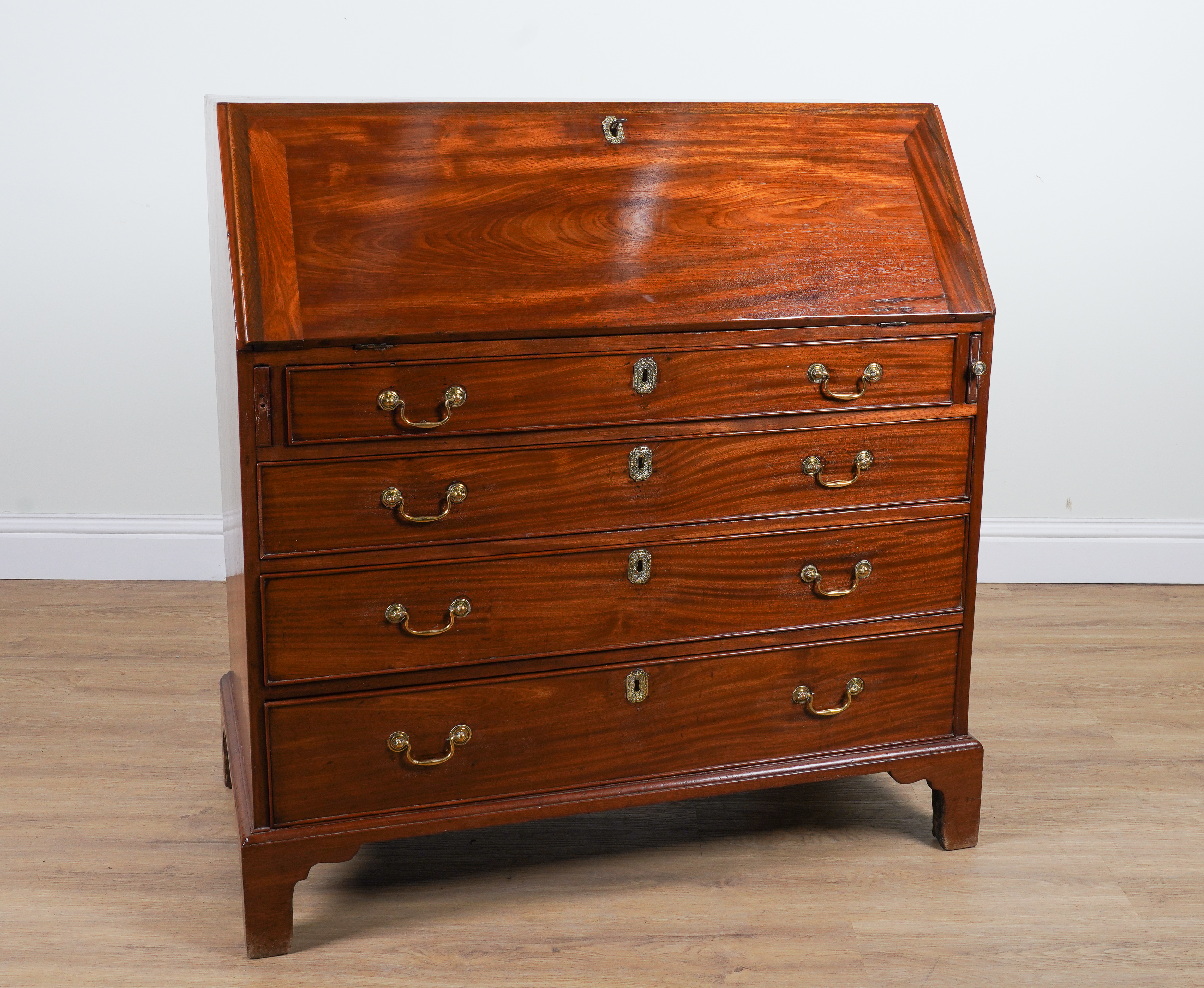 A GEORGE III MAHOGANY FOUR DRAWER BUREAU - Image 2 of 4