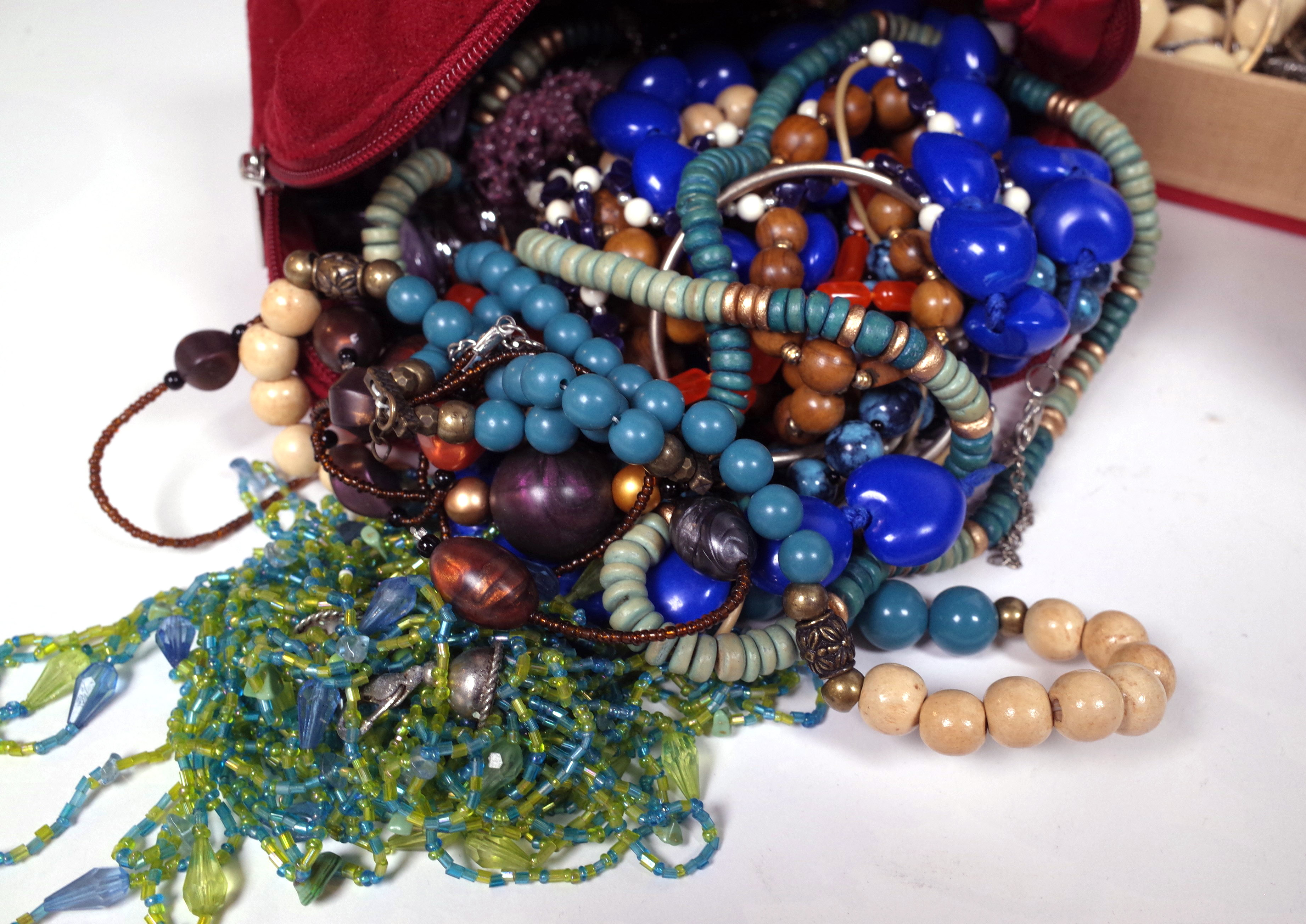 A GROUP OF COSTUME JEWELLERY - Image 4 of 4