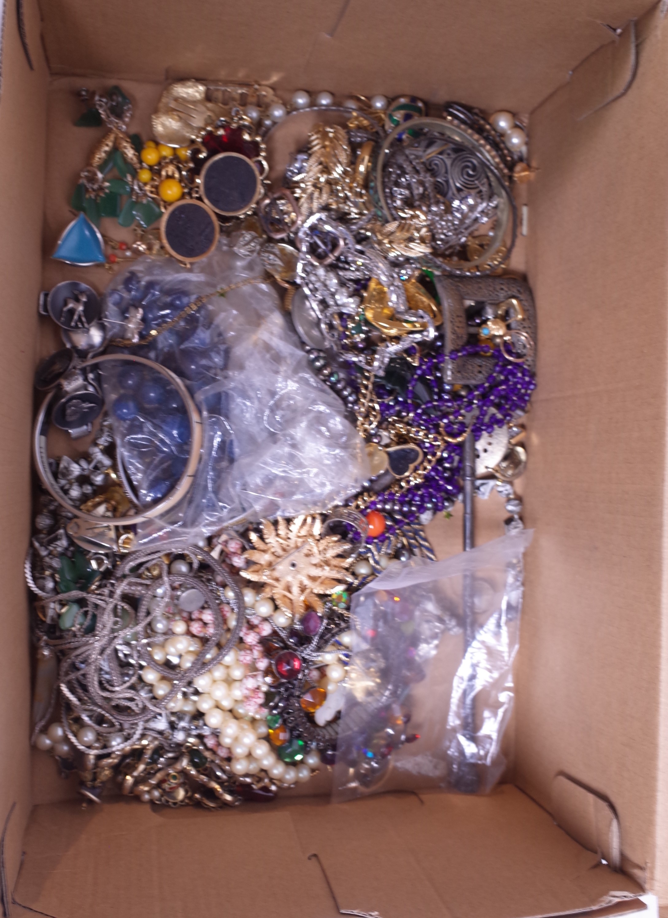 A GROUP OF COSTUME JEWELLERY - Image 2 of 4