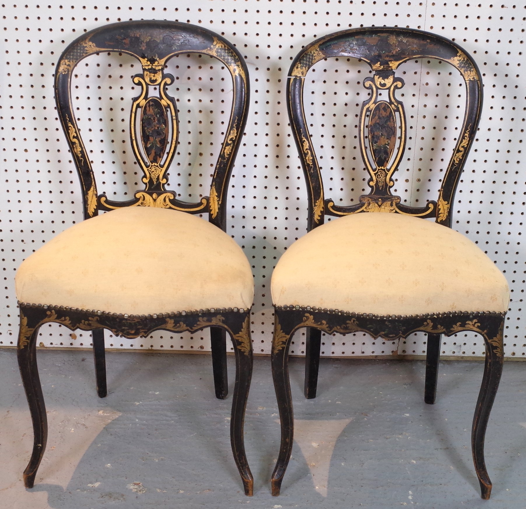 A PAIR OF VICTORIAN PARCEL GILT BLACK LACQUER SPOON BACK SIDE CHAIRS (2)