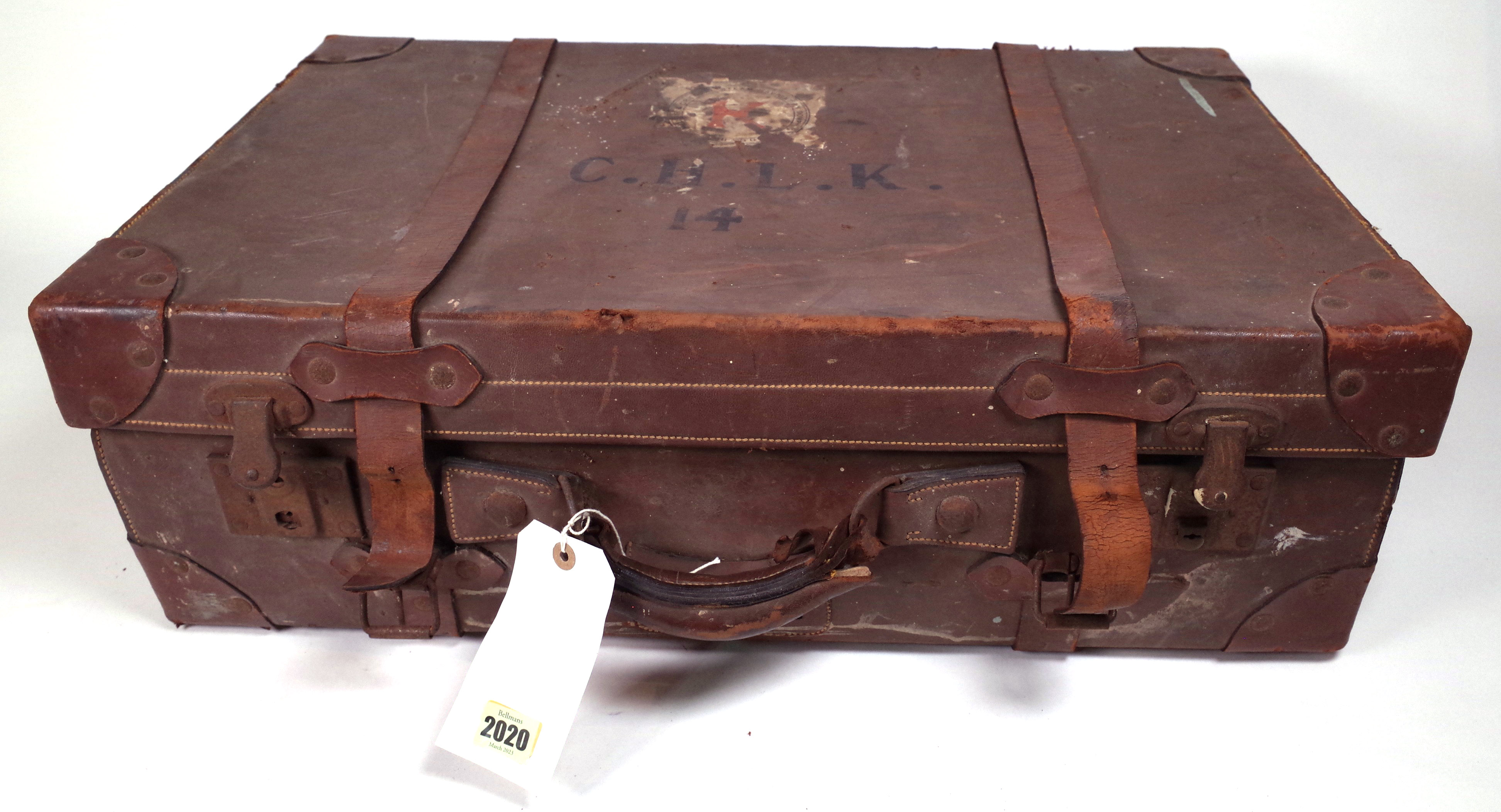 AN EARLY 20TH CENTURY LEATHER SUITCASE