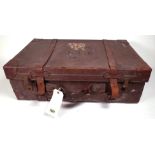 AN EARLY 20TH CENTURY LEATHER SUITCASE