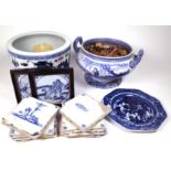 CERAMICS INCLUDING A CHINESE BLUE AND WHITE DECORATED JARDINIERE (QTY)
