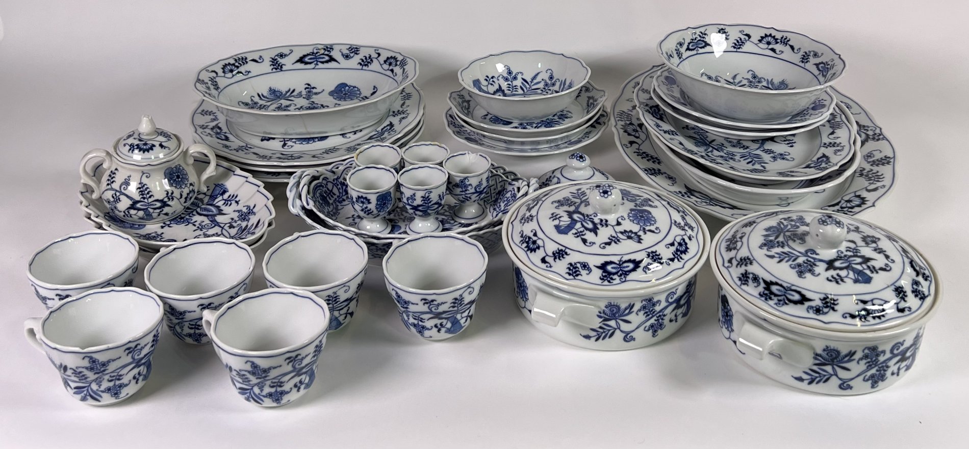 AN EXTENSIVE BLUE AND WHITE ONION PATTERN DINNER SERVICE (QTY)