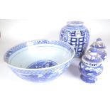 ASIAN CERAMICS COMPRISING A BLUE AND WHITE LIDDED GINGER JAR (4)