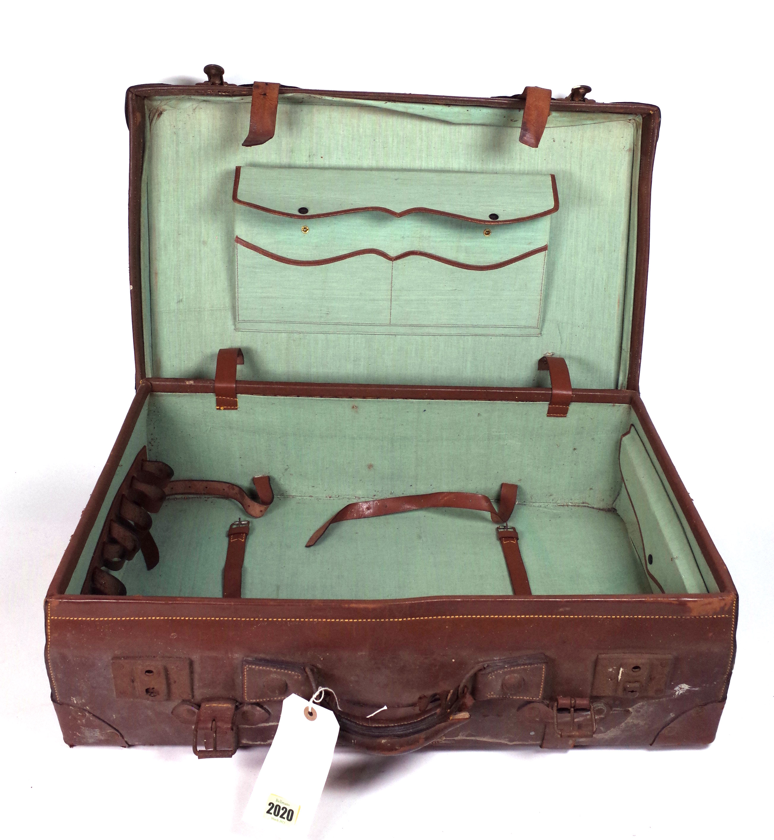 AN EARLY 20TH CENTURY LEATHER SUITCASE - Image 2 of 2