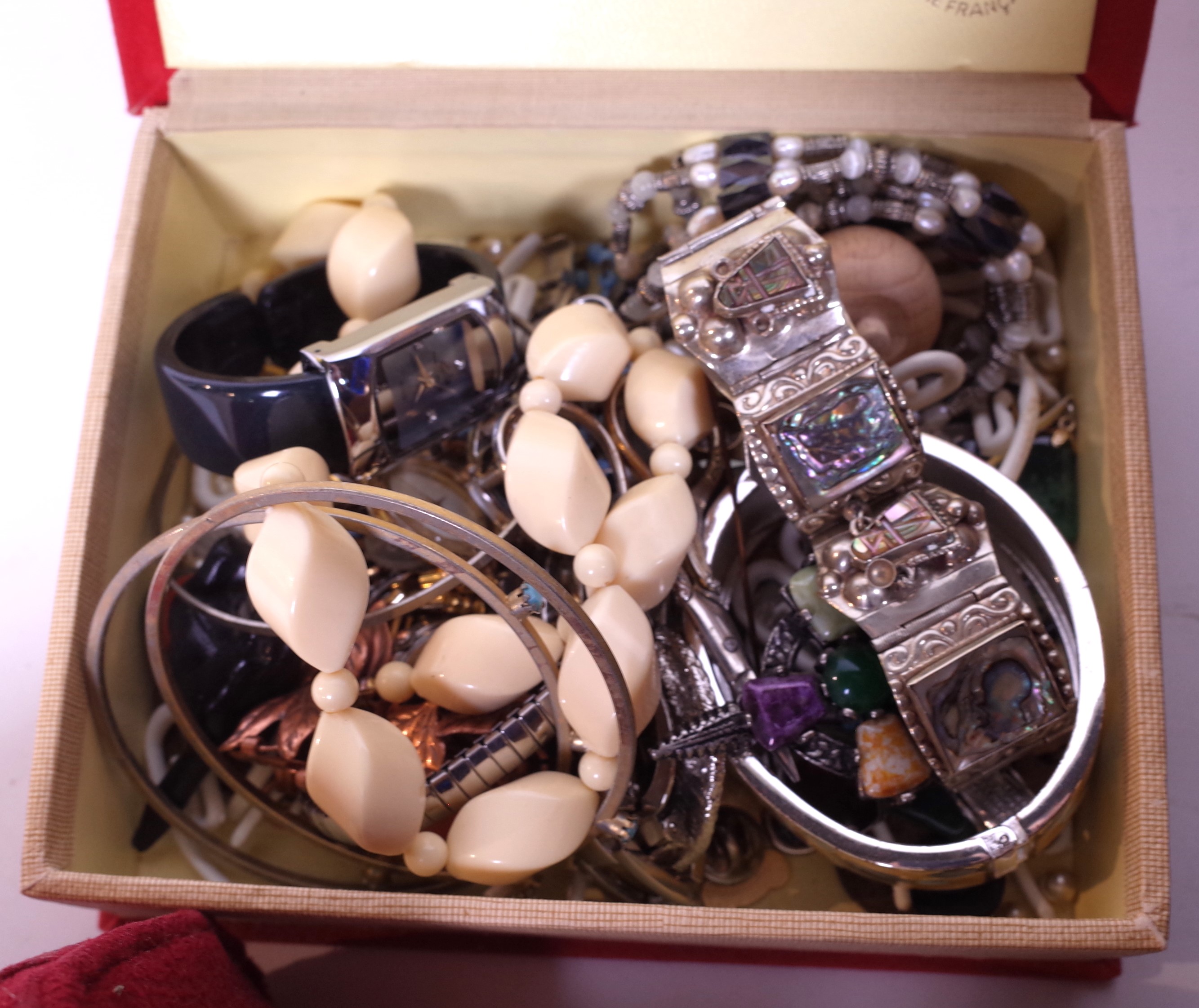 A GROUP OF COSTUME JEWELLERY - Image 3 of 4