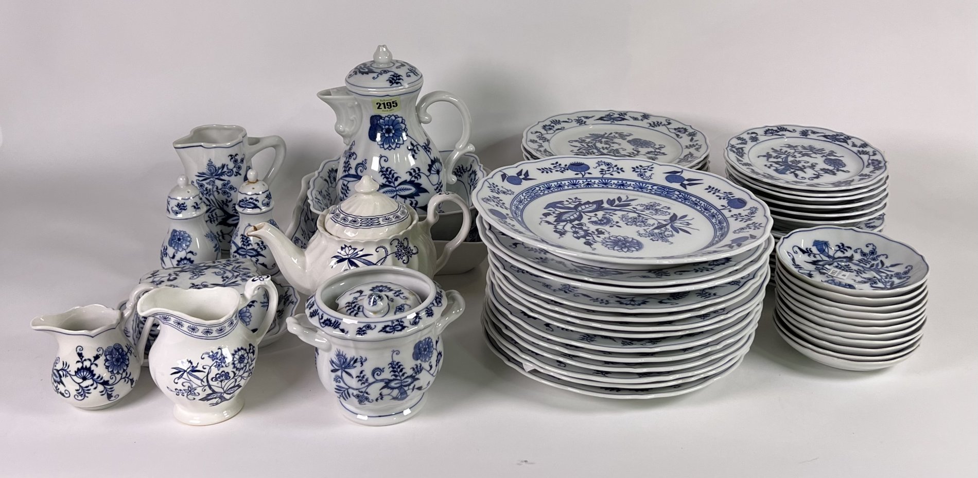 AN EXTENSIVE BLUE AND WHITE ONION PATTERN DINNER SERVICE (QTY) - Image 2 of 2