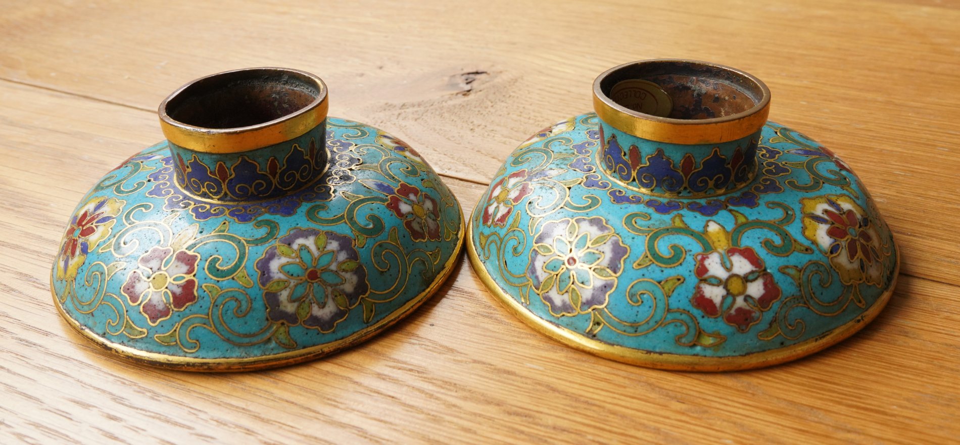 A PAIR OF CHINESE SMALL GILT-BRONZE AND CLOISONNE ENAMEL STEM DISHES (2) - Image 3 of 6