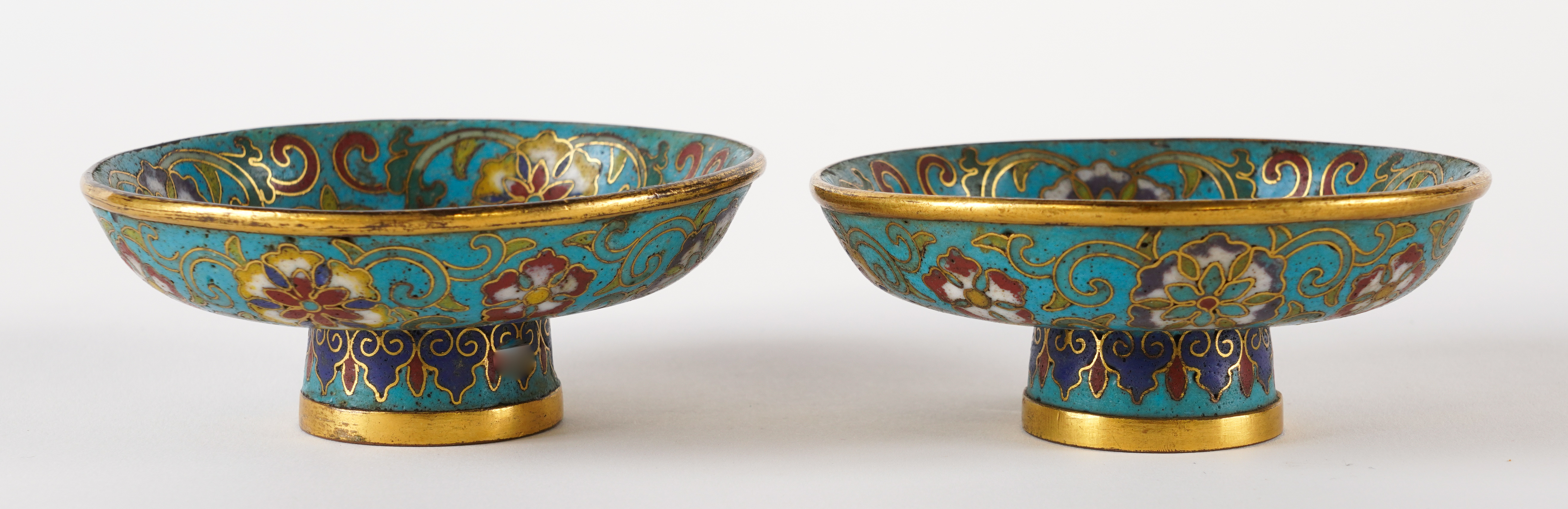 A PAIR OF CHINESE SMALL GILT-BRONZE AND CLOISONNE ENAMEL STEM DISHES (2) - Image 6 of 6