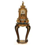 A REPRODUCTION GILTMETAL-MOUNTED ‘BOULLE’ MANTEL CLOCK AND TABLE ENSUITE