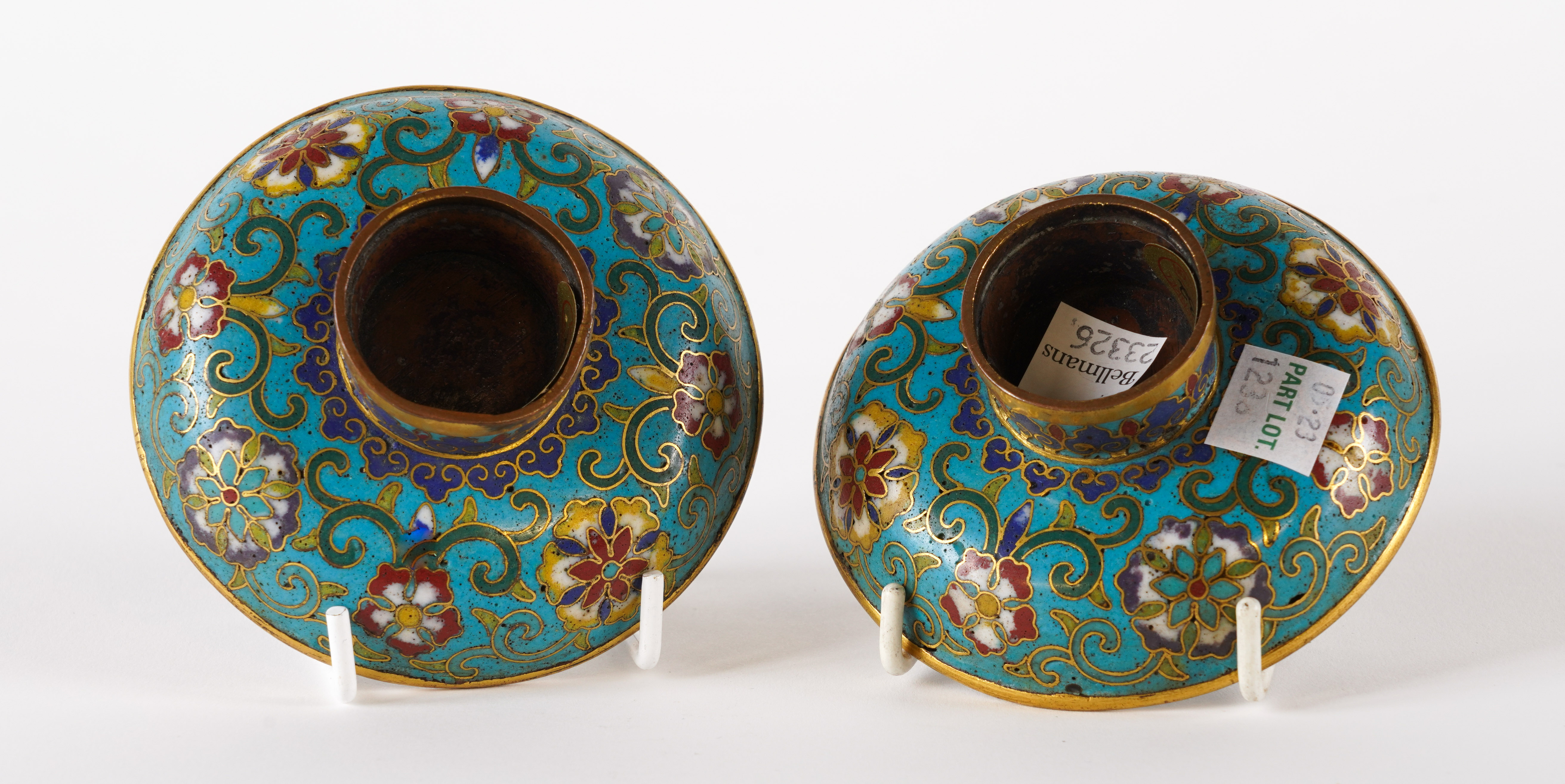 A PAIR OF CHINESE SMALL GILT-BRONZE AND CLOISONNE ENAMEL STEM DISHES (2) - Image 5 of 6