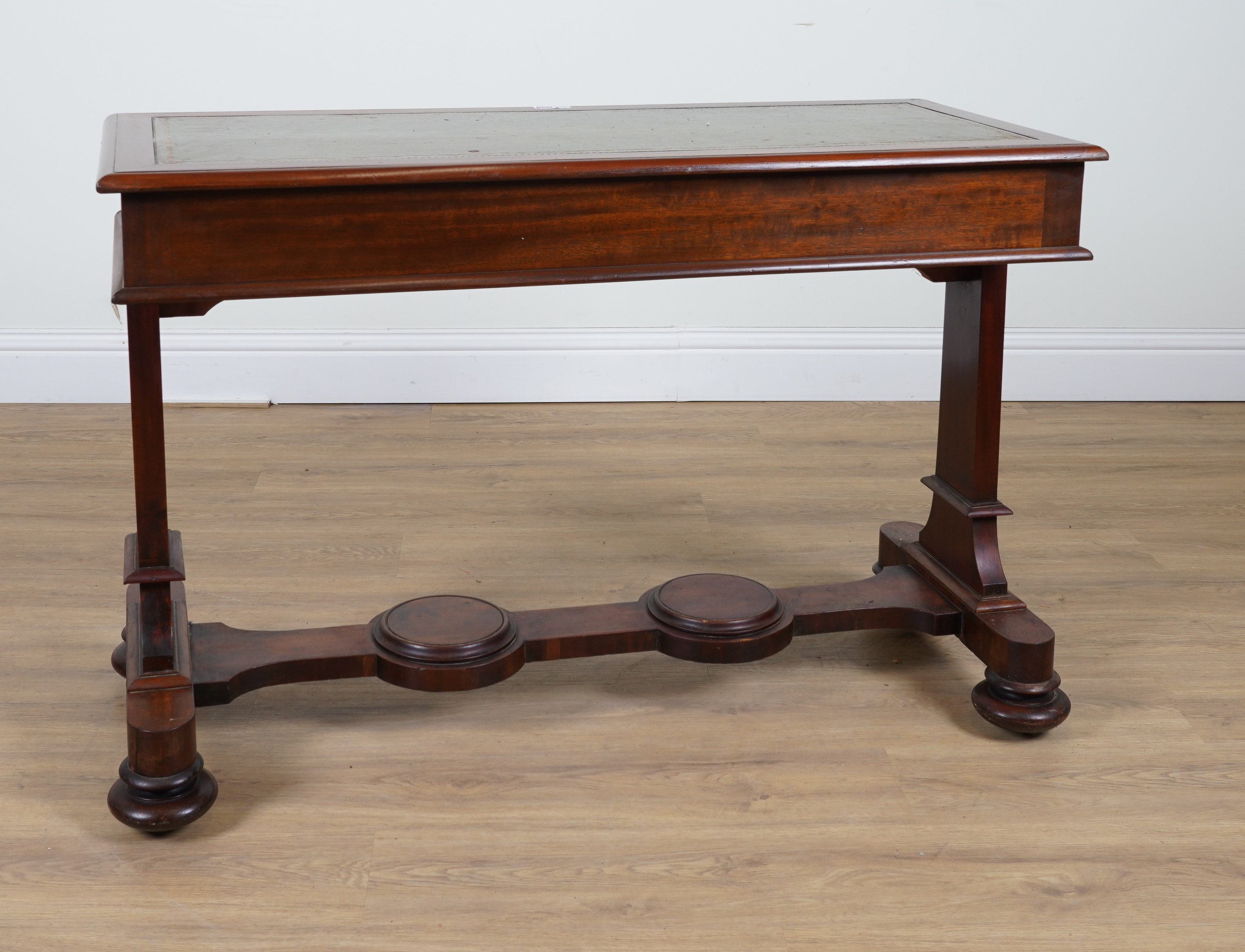 A MID 19TH CENTURY MAHOGANY TWO DRAWER CENTRE TABLE - Image 4 of 4