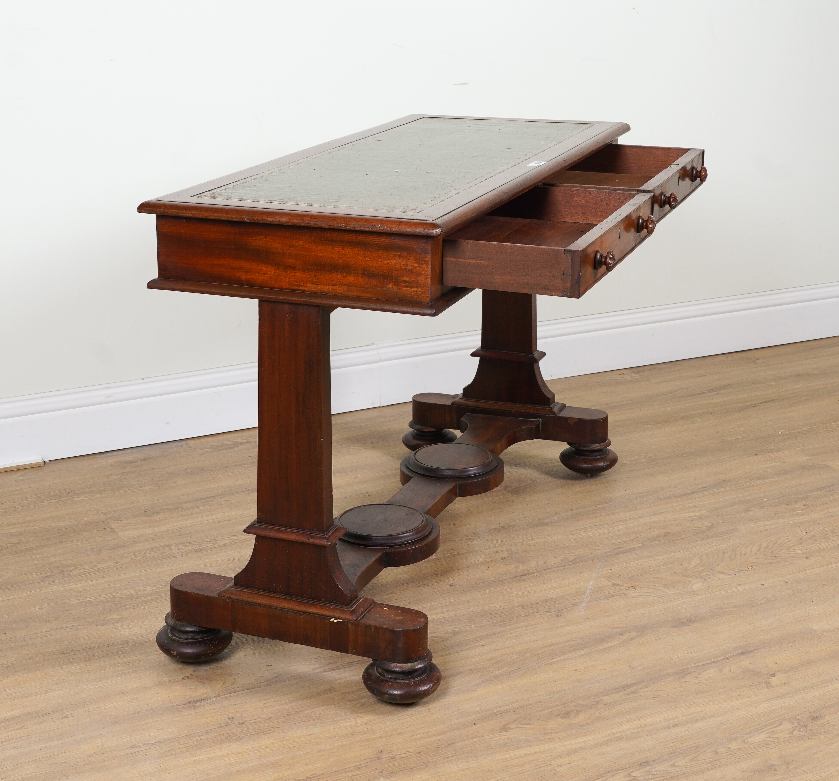 A MID 19TH CENTURY MAHOGANY TWO DRAWER CENTRE TABLE - Image 3 of 4