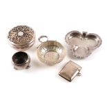 A SILVER POT POURRI BOX AND FOUR FURTHER SILVER ITEMS (5)