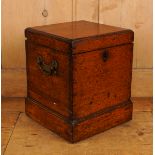 AN EARLY 19TH CENTURY OAK TRAVEL / PORTABLE DECANTER BOX