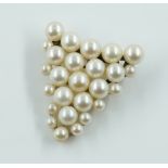 A CULTURED PEARL BROOCH