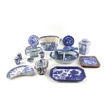 A LARGE GROUP OF BLUE AND WHITE CERAMICS, MOSTLY OLD WILLOW PATTERN