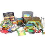 HORNBY 0 GAUGE, A GROUP OF MOSTLY UNBOXED ITEMS AND ACCESSORIES, INCLUDING A BOXED "M O" SET