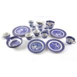 A LARGE GROUP OF BLUE AND WHITE CERAMICS, MOSTLY OLD WILLOW PATTERN
