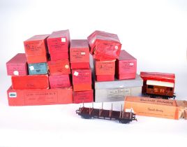 HORNBY 0 GAUGE, A GROUP OF BOXED ITEMS INCLUDING TENDERS, CROSSINGS AND SUNDRY