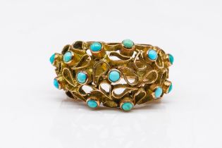 A GOLD AND TURQUOISE RING
