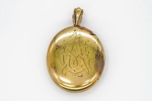 A VICTORIAN GOLD OVAL PENDANT LOCKET