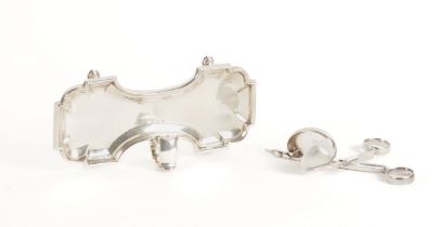 AN 18TH CENTURY SILVER CANDLES SNUFFER'S TRAY AND A PAIR OF CANDLE SNUFFERS (2)