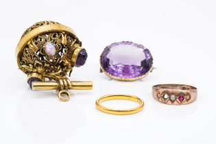 AN AMETHYST BROOCH, TWO GOLD RINGS AND ANOTHER ITEM