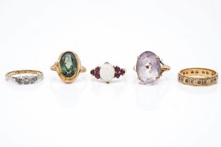 A GOLD RING CLAW SET WITH AN OVAL CUT PALE AMETHYST AND FOUR FURTHER GEM SET RINGS (5)