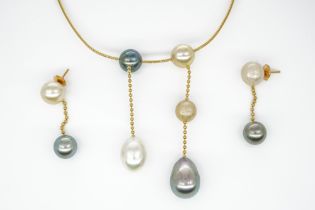 A GOLD AND A VARICOLOURED TINTED CULTURED PEARL COLLAR NECKLACE AND A PAIR OF EARRINGS (2)