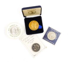 A 22CT GOLD MEDALLION COMMEMORATING LADY JANE GREY, A USA MORGAN DOLLAR, 1904 AND FURTHER...