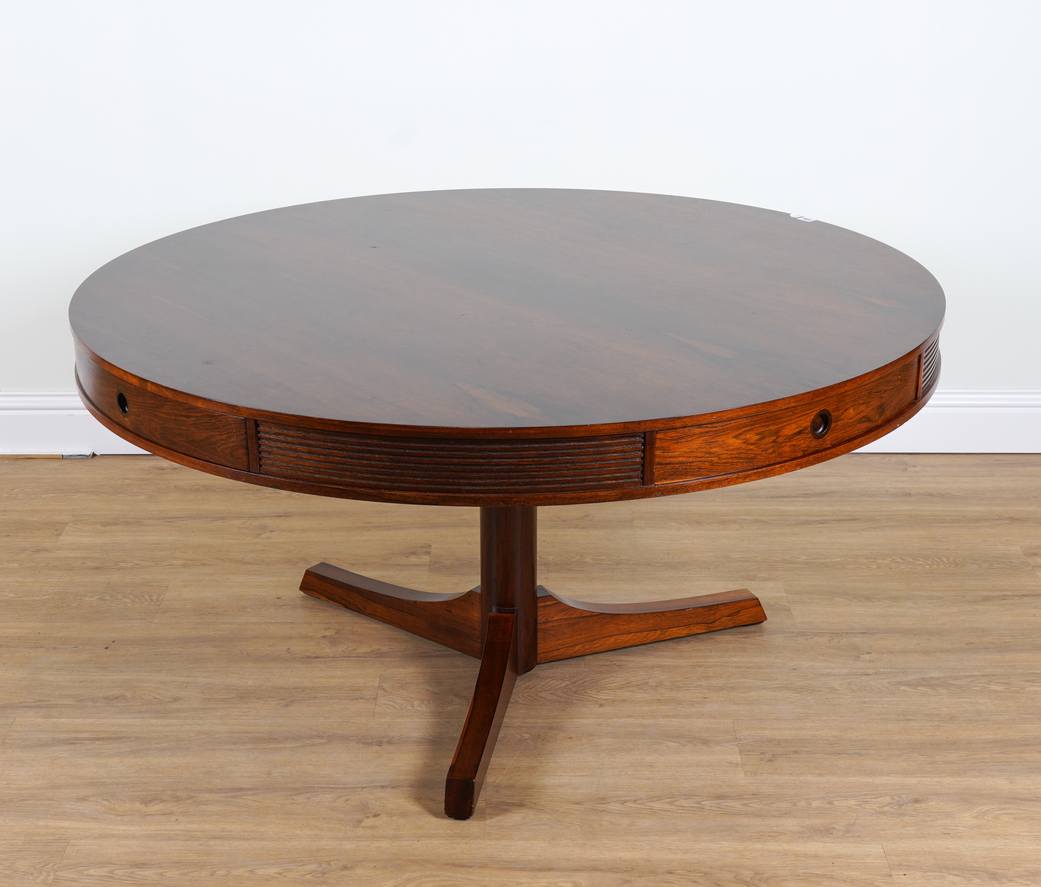 ARCHIE SHINE FOR HEALS FURNITURE; A MID 20TH CENTURY ROSEWOOD CIRCULAR DINING TABLE - Image 5 of 7
