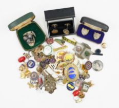 A COLLECTION OF LAPEL AND PIN BADGES, VARIOUS PAIRS OF CUFFLINKS AND FURTHER ITEMS (QTY)