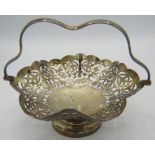 A Silver pedestal bon bon dish with swing handle and pierced decoration. Birmingham 1933. 9.4 troy