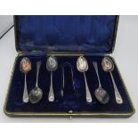 A set of six silver teaspoons with sugar tongs. Birmingham 1917 and 1918. 2.5 troy oz/77 grams.