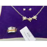 A stylish contemporary 9ct gold & silver suite of jewellery in a Arts & Crafts taste, comprising a