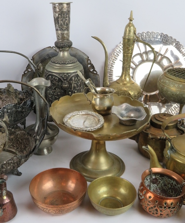 A mixed lot of metal ware including silver plate, pewter, brass, copper and white metal, pots, - Image 3 of 5