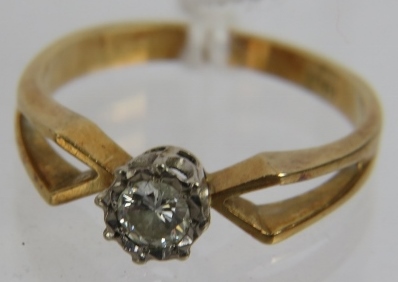 An 18ct yellow gold solitaire diamond ring. Diamond approx: .2 ct. Size L. 2.8 grams. Condition