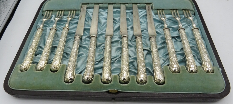 A set of 6 fruit knives and forks with silver handles embossed with poppies. Sheffield 1926.