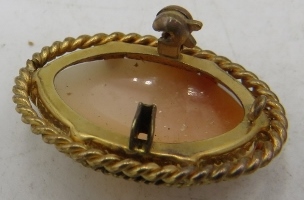 A collection of 7 mainly vintage Cameo brooches/pendants, to include one with seed pearls. Condition - Image 3 of 3