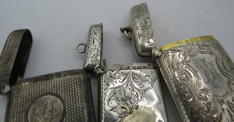 A collection of 3 silver Vesta cases, all fully hallmarked and an embossed compact marked 800. 4 - Image 2 of 3
