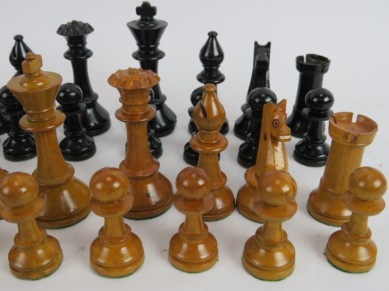 A vintage Staunton pattern chess set, tallest piece 7.5cm. Unweighted, felt based. Condition report: - Image 3 of 4