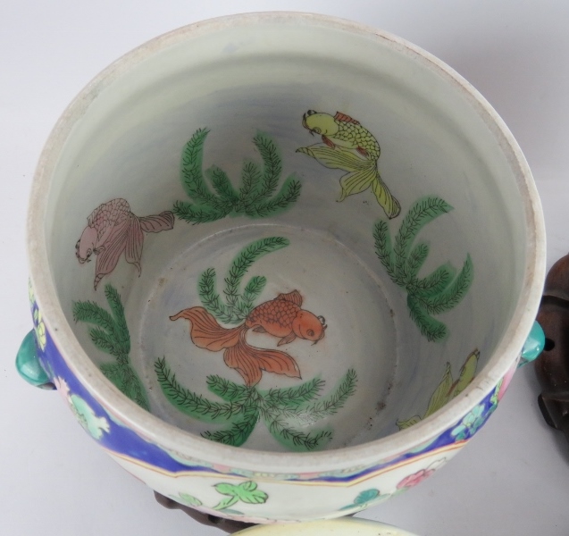 A pair of decorative Chinese porcelain covered fish bowls with interior decoration, each standing on - Image 4 of 5