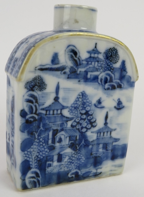 A small 18th century Chinese porcelain tea caddy with blue and white decoration, arched shoulders - Image 2 of 5