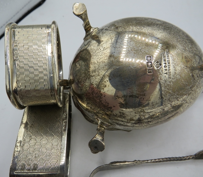 A silver sauce boat sitting on trefoil feet. Rainforth & Son, Newport Sheffield 1909. 2 silver - Image 2 of 3