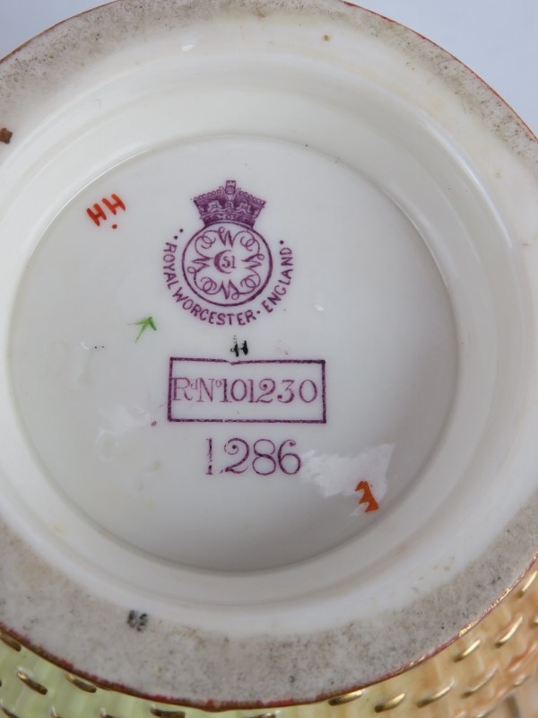 A Royal Worcester blush nautilus shell with lizard, date marked 1895, and a Royal Worcester - Image 4 of 5