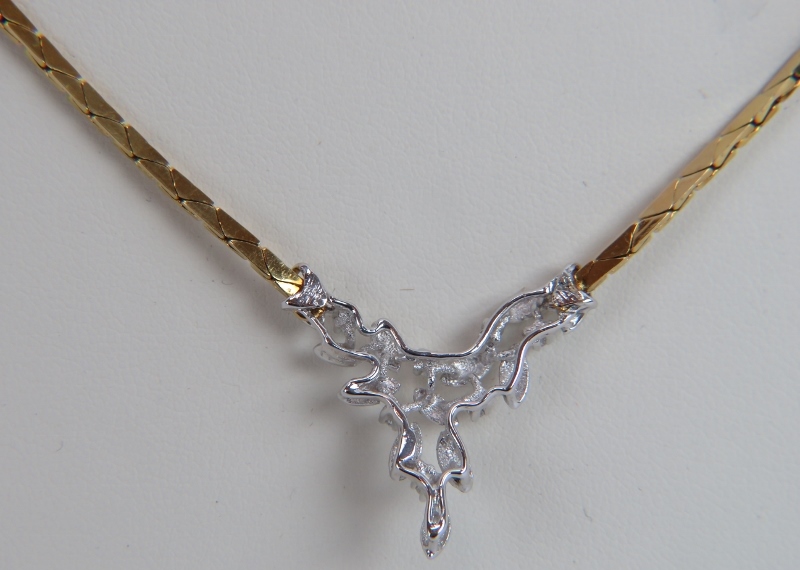 An 18ct yellow & white gold delicate necklace. The centre design having leaf decoration and set with - Image 3 of 3